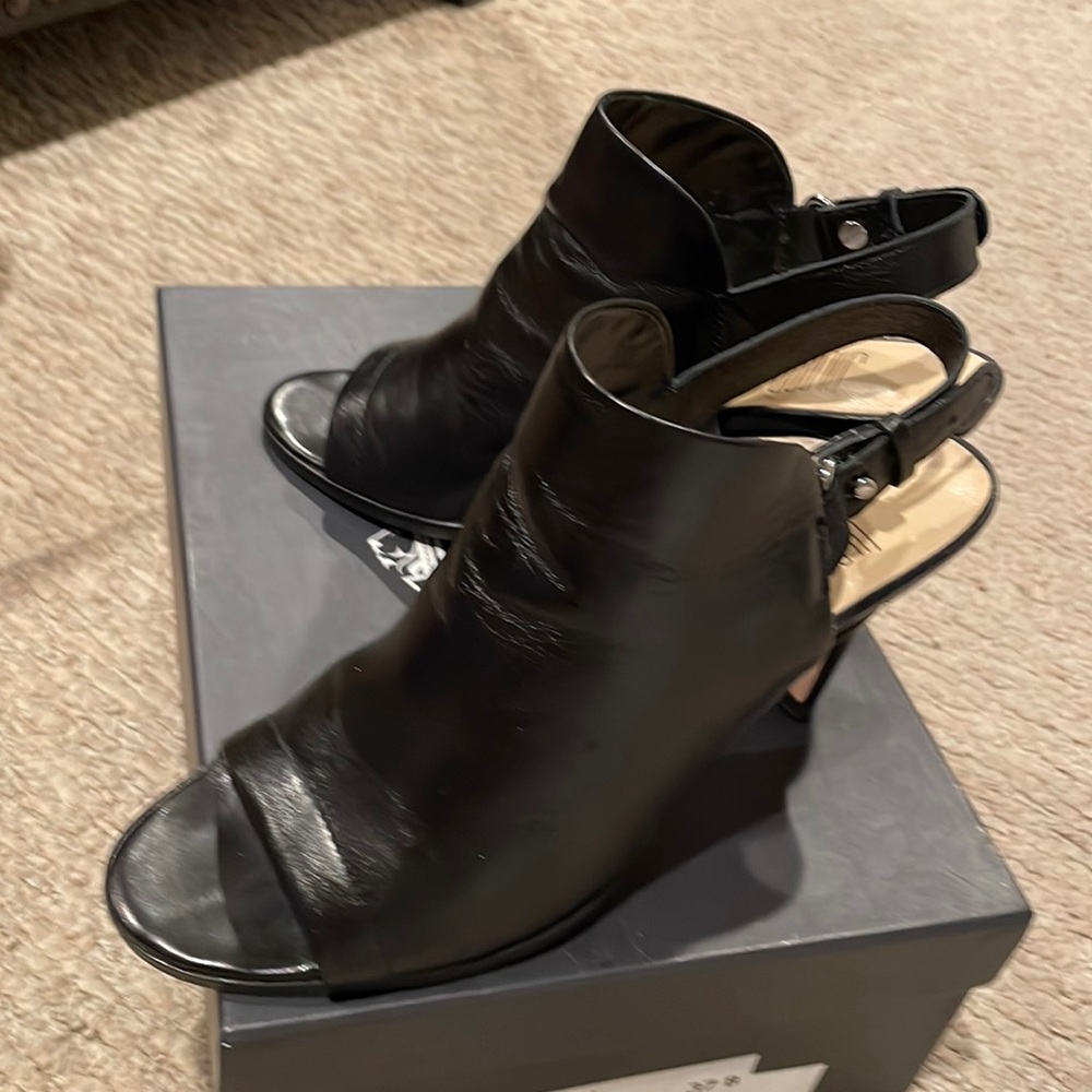 Peep toe heel